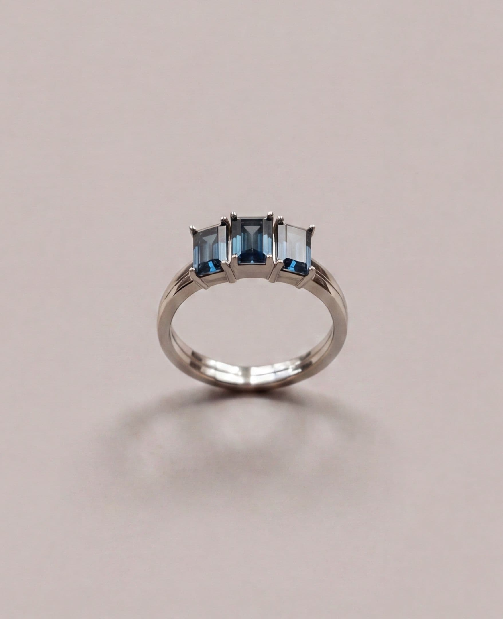 Ring 01 | Ink — кольцо с Лондон топаз от IRIS PLUM