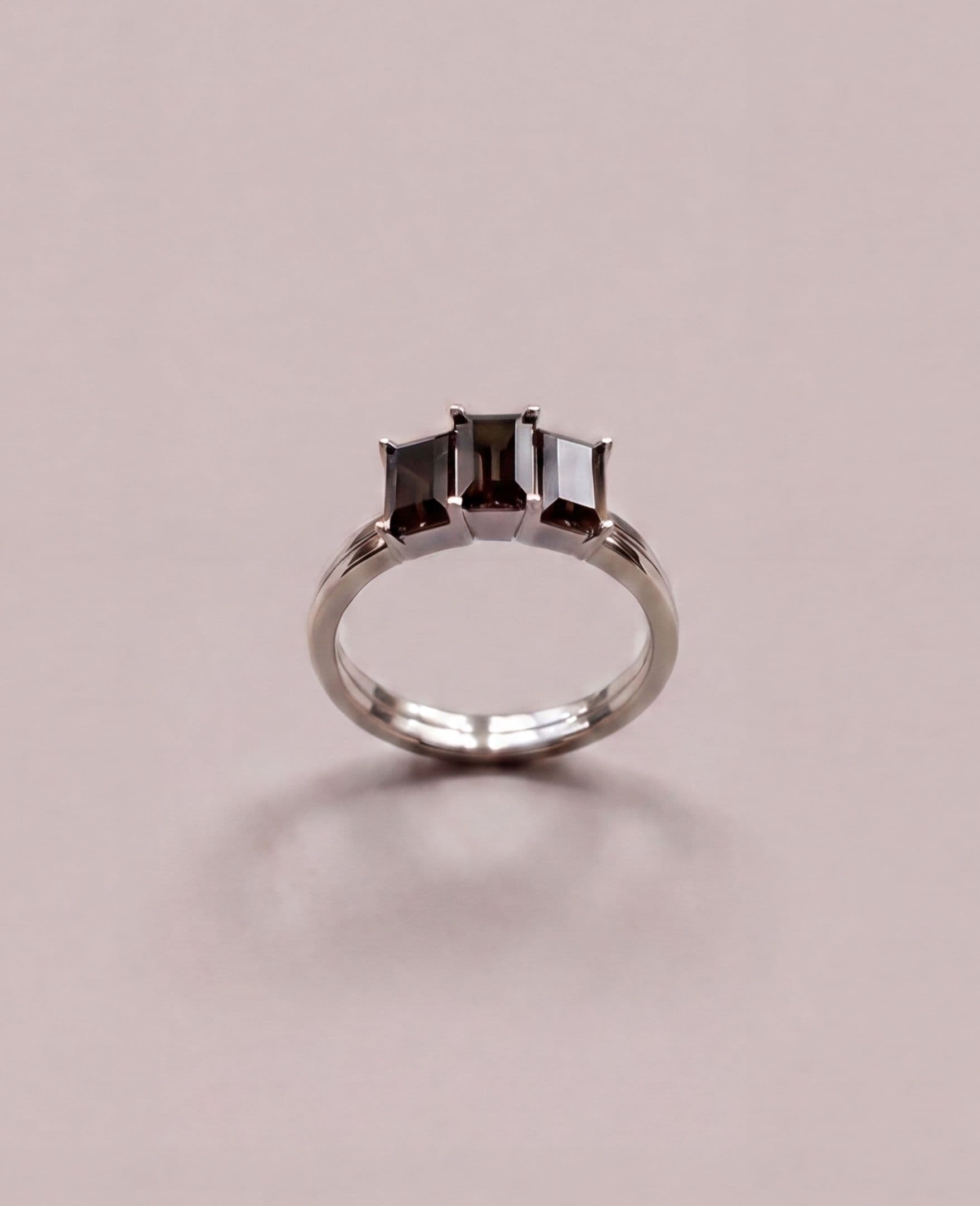 Ring 01 | Ash — кольцо с Раухтопаз от IRIS PLUM
